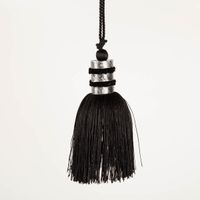 94748-Hochwertige-Quaste-12cm-in-seidiger-Optik-mit-Aufhaengekordel-schwarz-94748-2.jpg Hochwertige Quaste in Schwarz mit feinen Fransen, silberfarbenen Akzenten und gedrehter Kordel zum Aufhängen