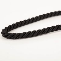 94749-Hochwertige-Vorhangkordel-Raffhalter-Kordel-75cm-in-seidiger-Optik-mit-Aufhaengeschlaufen-schwarz-94749-2.jpg Detailansicht der gedrehten Raffhalter-Kordel in Schwarz mit glänzender, seidiger Oberfläche