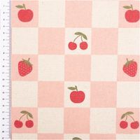Abwaschbarer Canvas-Tischdeckenstoff, beschichtet, 1,48 m breit – rosa-naturfarbenes Karomuster mit Erdbeeren, Kirschen und Äpfeln in Rot, verspielt und praktisch zugleich - mit Massband