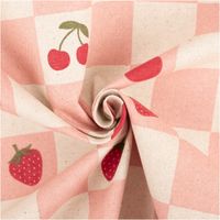 94754-Tischdeckenstoff-abwaschbar-Canvas-beschichtet-Karo-Obst-rosa-natur-rot-1-48m-Breite-IMG-4605.jpg Abwaschbarer Canvas-Tischdeckenstoff, beschichtet, 1,48 m breit – rosa-naturfarbenes Karomuster mit Erdbeeren, Kirschen und Äpfeln in Rot, verspielt und praktisch zugleich - kunstvoll eingedreht in Falten