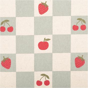 Abwaschbarer Canvas-Tischdeckenstoff, beschichtet, 1,48 m breit – salbeigrün-naturfarbenes Karomuster mit Erdbeeren, Kirschen und Äpfeln in Rot, verspielt und praktisch zugleich - Nahaufnahme