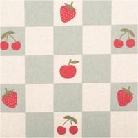 Abwaschbarer Canvas-Tischdeckenstoff, beschichtet, 1,48 m breit – salbeigrün-naturfarbenes Karomuster mit Erdbeeren, Kirschen und Äpfeln in Rot, verspielt und praktisch zugleich - Nahaufnahme