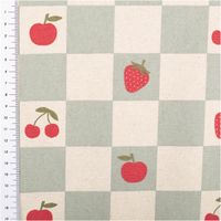 Abwaschbarer Canvas-Tischdeckenstoff, beschichtet, 1,48 m breit – salbeigrün-naturfarbenes Karomuster mit Erdbeeren, Kirschen und Äpfeln in Rot, verspielt und praktisch zugleich - mit Massband