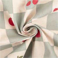 Abwaschbarer Canvas-Tischdeckenstoff, beschichtet, 1,48 m breit – salbeigrün-naturfarbenes Karomuster mit Erdbeeren, Kirschen und Äpfeln in Rot, verspielt und praktisch zugleich - kunstvoll eingedreht in Falten