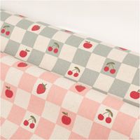 Abwaschbarer Canvas-Tischdeckenstoff, beschichtet, 1,48 m breit – salbeigrün-naturfarbenes Karomuster mit Erdbeeren, Kirschen und Äpfeln in Rot, verspielt und praktisch zugleich - in Szene gesetzt