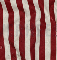 94757-Tischdeckenstoff-abwaschbar-Canvas-beschichtet-Streifen-rot-natur-1-48m-Breite-Screenshot-2026-05-05-163515.png Detailaufnahme von wasserabweisendem Stoff mit Tropfen auf Streifenmuster natur rot