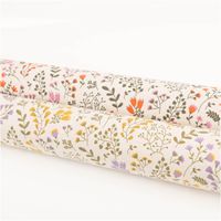 94759-Tischdeckenstoff-abwaschbar-Canvas-beschichtet-Blumen-Blaetter-natur-rot-rosa-gruen-1-48m-Breite-IMG-4647.jpg Abwaschbarer Canvas-Tischdeckenstoff, beschichtet, 1,48 m breit – naturheller Grund mit zarten Wiesenblumen in Rosa und Orange-Rot sowie olivfarbenen Blätterranken, lebhaft und charmant - in Szene gesetzt