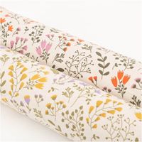 94760-Tischdeckenstoff-abwaschbar-Canvas-beschichtet-Blumen-Blaetter-natur-lila-gelb-gruen-1-48m-Breite-IMG-4649.jpg Abwaschbarer Canvas-Tischdeckenstoff, beschichtet, 1,48 m breit – naturheller Grund mit zarten Wiesenblumen in Lila und Gelb sowie olivfarbenen Blätterranken, frisch und charmant - mit weiteren Stoffen praesentiert