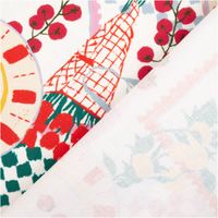Canvas-Baumwollstoff im Digitaldruck, 138 cm breit, in Weiß mit verspieltem Küchenmotiv – Zitronen, Tomaten, Teller und Körbe in Rot, Gelb und Grün im fröhlichen Patchwork-Stil - mit Rueckseite