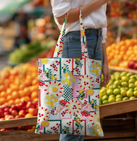 erson trägt eine Tasche aus Canvas Stoff mit Zitronen und Tomaten Muster auf einem Markt