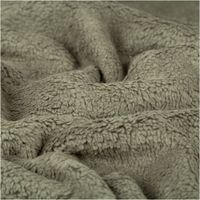 Teddy Fleece Baumwoll Krimmer Plüschstoff einfarbig dunkelgrün 1,6m Breite Nahaufnahme von strukturierter Stofftextur in Beige mit weichem, voluminösem Faltenwurf.