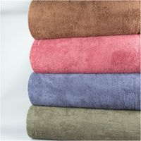 Teddy Fleece Baumwoll Krimmer Plüschstoff einfarbig dunkelgrün 1,6m Breite Gestapelte Flauschstoffe in Braun, Pink, Blau und Oliv, seitliche Ansicht der Textur.