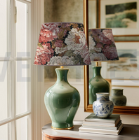 Tischlampe mit Lampenschirm aus Gobelin Stoff mit Pfingstrosen in rosa auf dunkelblau