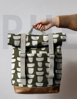 94772-Canvas-Stoff-mit-70--Baumwolle-Leinenlook-Kirschen-natur-rot-1-48m-Breite-Screenshot-2026-05-05-211952.png Rucksack aus Canvas Stoff in grün natur mit abstraktem Muster und Lederdetails