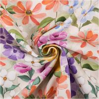 94775-Canvas-Baumwollstoff-Blumen-Digitaldruck-gruen-bunt-138cm-Stoffbreite-IMG-5011.jpg Canvas-Baumwollstoff im Digitaldruck, 138 cm breit, in hellem Grün mit großflächigem Aquarell-Blumenmuster – Cosmos in Lachs, Lila, Blau und Gelb mit grünen Blättern, sommerlich und lebendig - kunstvoll eingedreht in Falten