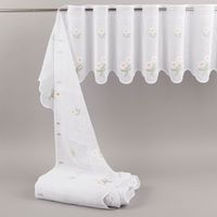 Weiße Gardine mit gestickten Blumenmotiv und welligem Rand