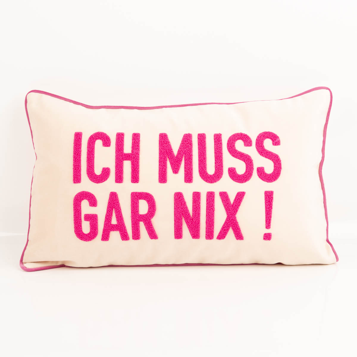 94785-PAD-Kissenhuelle-Letters-ICH-MUSS-GAR-NIX-Samt-Frotteestickerei-sand-pink-30x50cm-IMG-4460-1.jpg PAD Kissenhülle Letters, 30x50 cm – cremefarbener Samt mit großer Frottee-Stickerei „ICH MUSS GAR NIX!" in leuchtendem Pink und pinkem Keder, humorvoll-frech und ein echter Blickfang im Wohnraum - Vollansicht