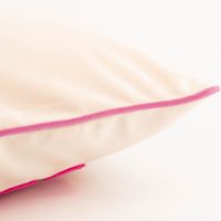 94785-PAD-Kissenhuelle-Letters-ICH-MUSS-GAR-NIX-Samt-Frotteestickerei-sand-pink-30x50cm-IMG-4466.jpg PAD Kissenhülle Letters, 30x50 cm – cremefarbener Samt mit großer Frottee-Stickerei „ICH MUSS GAR NIX!" in leuchtendem Pink und pinkem Keder, humorvoll-frech und ein echter Blickfang im Wohnraum - Nahaufnahme