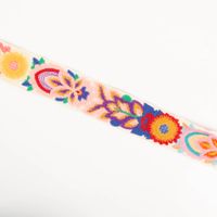 Bestickte Blumenborte im Boho-Stil, 8,8 cm breit, auf Ecru-Grund mit detailreichen Blüten in Lila, Rot, Orange, Gelb, Pink und Blau – ein lebhafter Hingucker für Textilien aller Art - Nahaufnahme