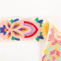 Bestickte Blumenborte im Boho-Stil, 8,8 cm breit, auf Ecru-Grund mit detailreichen Blüten in Lila, Rot, Orange, Gelb, Pink und Blau – ein lebhafter Hingucker für Textilien aller Art - Detailaufnahme