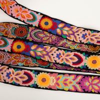 Bestickte Blumenborte Boho schwarz bunt Bestickte Blumenborte im Boho-Stil auf schwarzem Band mit farbenfrohen Blüten- und Ornamentmotiven