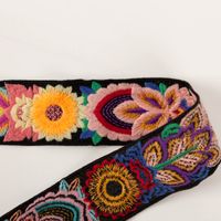 Bestickte Blumenborte Boho schwarz bunt Detailaufnahme der hochwertigen Stickerei mit großen Blüten und farbenfrohen Boho-Elementen auf schwarzem Grund