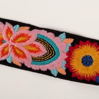 Bestickte Blumenborte Boho schwarz bunt Detailaufnahme der hochwertigen Stickerei mit großen Blüten und farbenfrohen Boho-Elementen auf schwarzem Grund
