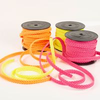 Neonborte Flechtborte neon pink 1,5cm Drei Spulen mit geflochtenen Seilen in Neonfarben orange gelb pink aus synthetischem Material auf weißem Hintergrund