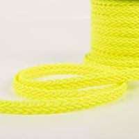 94797-Neonborte-Flechtborte-neon-gelb-1-5cm-Breite-IMG-4880-1.jpg Nahaufnahme der geflochtenen Neonborte in leuchtendem Gelb mit feiner Flechtstruktur