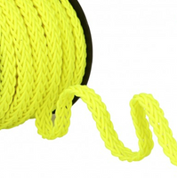 94797-Neonborte-Flechtborte-neon-gelb-1-5cm-Breite-Screenshot-2026-05-08-215813.png Neon gelbe Flechtborte Tresse mit geflochtener Struktur auf einer Rolle