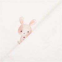 Bio Jersey Baumwollstoff, 1,50 m breit – wollweißer Grund mit locker verteilten, aquarellartig illustrierten Kaninchen in Beige-Rosa, jedes mit kleiner Blume, zart und sanft, ideal für Babymode - mit Rueckseite