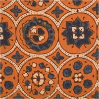Baumwollstoff Voile, 1,40 m breit – leuchtend ockerfarbener Grund mit detailreichen, orientalischen Medaillon-Ornamenten in Marineblau und Cremeweiß, fein und halbtransparent, ausdrucksstark und edel - Nahaufnahme
