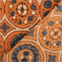 94824-Baumwollstoff-Voile-Sommerdruck-Ornamente-Ocker-Blau-1-40m-Breite-IMG-4255.jpg Baumwollstoff Voile, 1,40 m breit – leuchtend ockerfarbener Grund mit detailreichen, orientalischen Medaillon-Ornamenten in Marineblau und Cremeweiß, fein und halbtransparent, ausdrucksstark und edel - mit Rueckseite