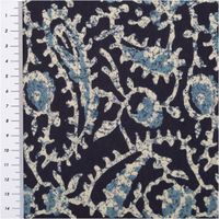 Baumwollstoff Voile, 1,40 m breit – tiefes Indigoblau mit großflächigem, abstraktem Paisley-Print in Hellblau und Cremeweiß im Batik-Stil, fein und halbtransparent, ausdrucksstark und edel zugleich - mit Massband