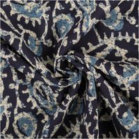 Baumwollstoff Voile, 1,40 m breit – tiefes Indigoblau mit großflächigem, abstraktem Paisley-Print in Hellblau und Cremeweiß im Batik-Stil, fein und halbtransparent, ausdrucksstark und edel zugleich - kunstvoll eingedreht in Falten