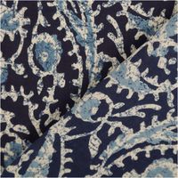 94825-Baumwollstoff-Voile-Sommerdruck-Paisley-abstrakt-Indigioblau-1-40m-Breite-IMG-4261.jpg Baumwollstoff Voile, 1,40 m breit – tiefes Indigoblau mit großflächigem, abstraktem Paisley-Print in Hellblau und Cremeweiß im Batik-Stil, fein und halbtransparent, ausdrucksstark und edel zugleich - mit Rueckseite