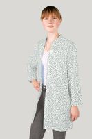 Baumwollstoff Popeline, 1,45 m breit – wollweißer Grund mit zartem Blumenranken-Print in gedämpftem Taubenblau, filigrane Kleeblatt-Blüten und geschwungene Ranken, romantisch und vielseitig einsetzbar - in Szene gesetzt