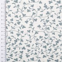 Baumwollstoff Popeline, 1,45 m breit – wollweißer Grund mit zartem Blumenranken-Print in gedämpftem Taubenblau, filigrane Kleeblatt-Blüten und geschwungene Ranken, romantisch und vielseitig einsetzbar - mit Massband
