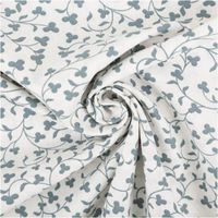 94826-Baumwollstoff-Popeline-Stoff-Blumenranken-wollweiss-blau-1-45m-Breite-IMG-4128.jpg Baumwollstoff Popeline, 1,45 m breit – wollweißer Grund mit zartem Blumenranken-Print in gedämpftem Taubenblau, filigrane Kleeblatt-Blüten und geschwungene Ranken, romantisch und vielseitig einsetzbar - kunstvoll eingedreht in Falten
