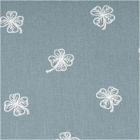 Baumwollstoff Popeline, 1,45 m breit – gedämpfter Taubenblau-Grund mit locker verteilten weißen Kleeblatt-Konturen in feiner Linienzeichnung, dezent-verspielt und ideal für Näh- und Patchworkprojekte - nahaufnahme