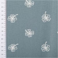 Baumwollstoff Popeline, 1,45 m breit – gedämpfter Taubenblau-Grund mit locker verteilten weißen Kleeblatt-Konturen in feiner Linienzeichnung, dezent-verspielt und ideal für Näh- und Patchworkprojekte - mit Massband