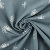 Baumwollstoff Popeline, 1,45 m breit – gedämpfter Taubenblau-Grund mit locker verteilten weißen Kleeblatt-Konturen in feiner Linienzeichnung, dezent-verspielt und ideal für Näh- und Patchworkprojekte - kunstvoll eingedreht in Falten