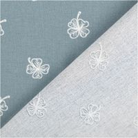 94827-Baumwollstoff-Popeline-Stoff-Kleeblaetter-blau-wollweiss-1-45m-Breite-IMG-4136.jpg Baumwollstoff Popeline, 1,45 m breit – gedämpfter Taubenblau-Grund mit locker verteilten weißen Kleeblatt-Konturen in feiner Linienzeichnung, dezent-verspielt und ideal für Näh- und Patchworkprojekte - mit Rueckseite