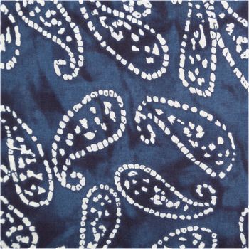 Baumwoll-Voile, 1,40 m breit, in Indigoblau mit großflächigem Paisley-Muster in Weiß im Batik-Look – leicht, luftig und perfekt für sommerliche Kreationen - Nahaufnahme