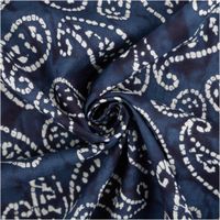 Baumwoll-Voile, 1,40 m breit, in Indigoblau mit großflächigem Paisley-Muster in Weiß im Batik-Look – leicht, luftig und perfekt für sommerliche Kreationen - kunstvoll eingedreht in Falten