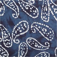 94830-Baumwollstoff-Voile-Sommerdruck-Paisley-Indigioblau-1-40m-Breite-IMG-4567.jpg Baumwoll-Voile, 1,40 m breit, in Indigoblau mit großflächigem Paisley-Muster in Weiß im Batik-Look – leicht, luftig und perfekt für sommerliche Kreationen - Nahaufnahme