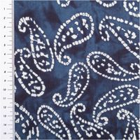 94830-Baumwollstoff-Voile-Sommerdruck-Paisley-Indigioblau-1-40m-Breite-IMG-4568.jpg Baumwoll-Voile, 1,40 m breit, in Indigoblau mit großflächigem Paisley-Muster in Weiß im Batik-Look – leicht, luftig und perfekt für sommerliche Kreationen - mit Massband