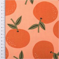 Canvas-Baumwollstoff, 138 cm breit, in hellem Peach-Orange mit großflächigen, locker verteilten Orangen in sattem Orange mit olivgrünen Blättern – frisch, fruchtig und sommerlich-mediterran - mit Massband