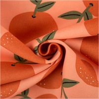 Canvas-Baumwollstoff, 138 cm breit, in hellem Peach-Orange mit großflächigen, locker verteilten Orangen in sattem Orange mit olivgrünen Blättern – frisch, fruchtig und sommerlich-mediterran - kunstvoll eingedreht in Falten