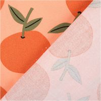 Canvas-Baumwollstoff, 138 cm breit, in hellem Peach-Orange mit großflächigen, locker verteilten Orangen in sattem Orange mit olivgrünen Blättern – frisch, fruchtig und sommerlich-mediterran - mit Rueckseite